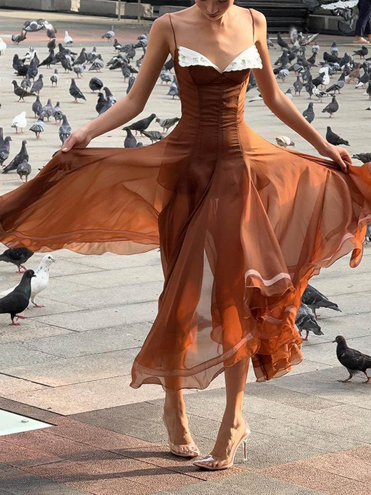 Robe longue plissée élégante pour femme, sans manches, dos nu, patchwork, taille cintrée, ourlet à volants, style sling, collection été 2026
