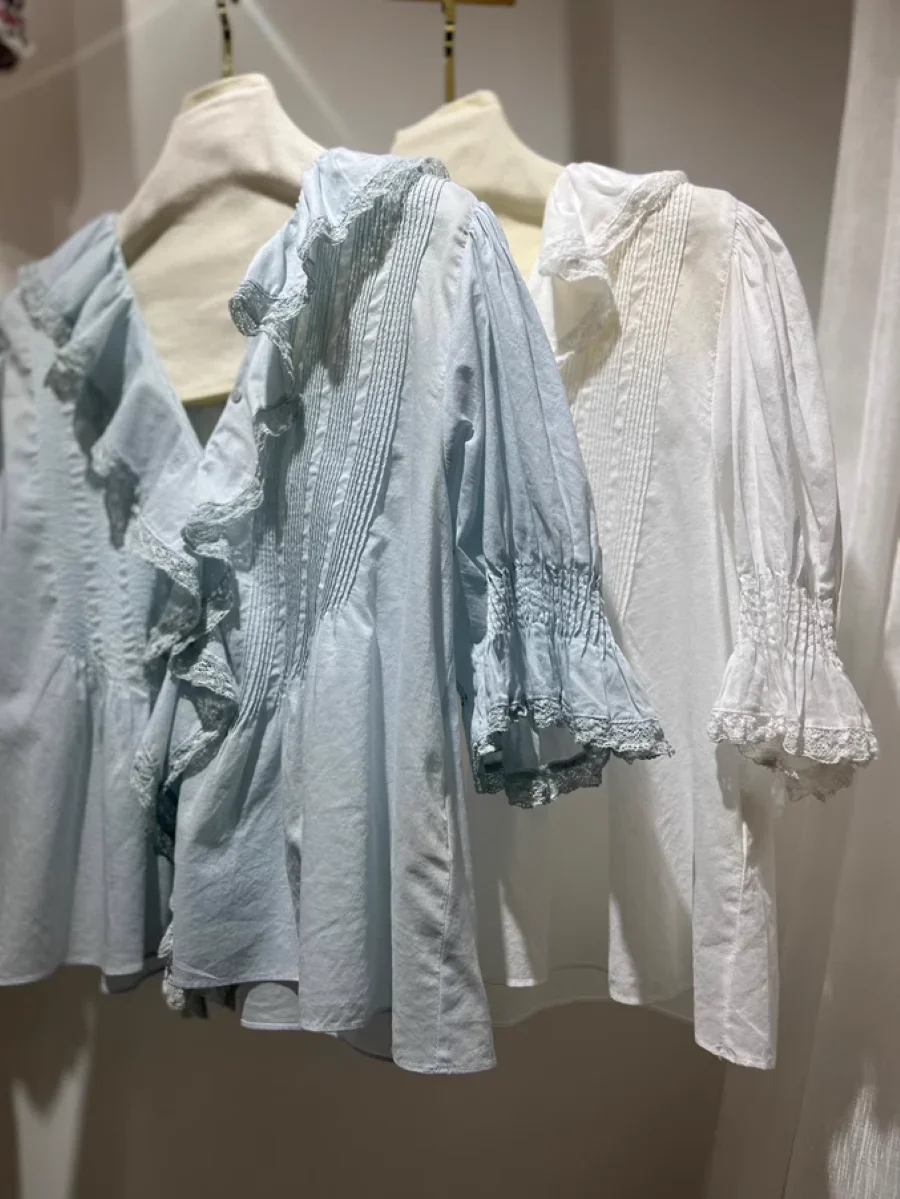 Chemisier décontracté pour femme en dentelle patchwork 100% coton, à volants, col en V, manches bouffantes, simple boutonnage, style campagne française, pour l'été
