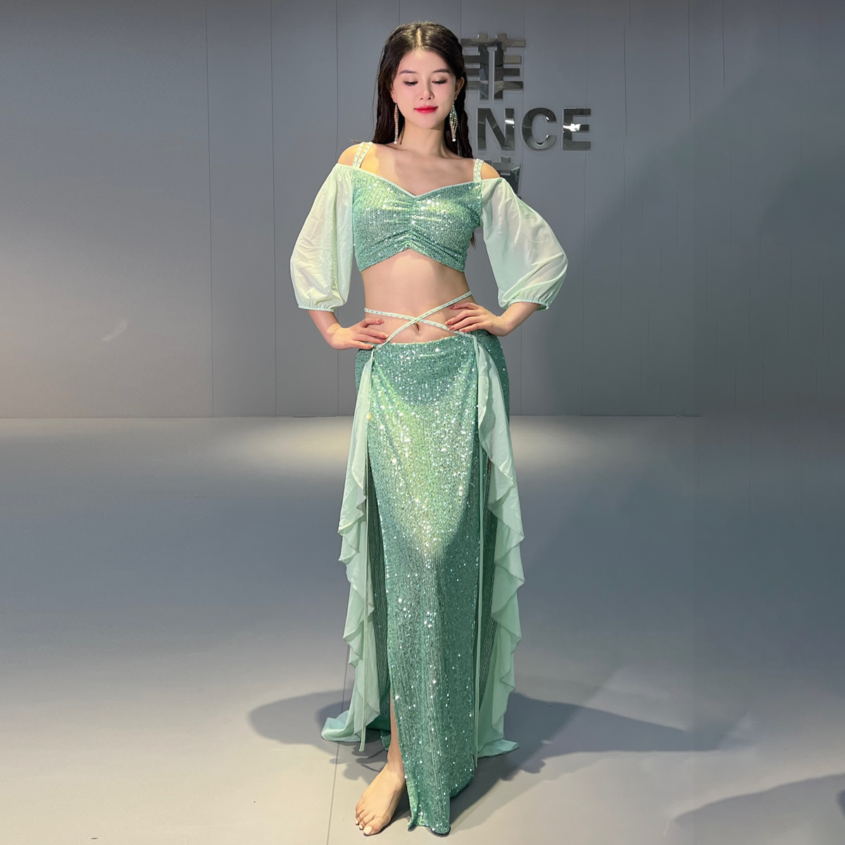 Ensemble de costumes de danse du ventre pour femmes, haut à manches courtes + jupe longue fendue, ensemble professionnel Oriental, tenue de danse du ventre, 2 pièces
