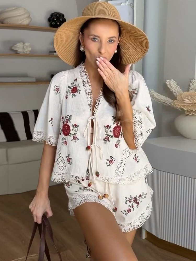 Chemise à carreaux gingham à manches longues boutonnée, col structuré, cintrée, collection Printemps-Été 2026, style vintage pour femme, tenue de bureau preppy