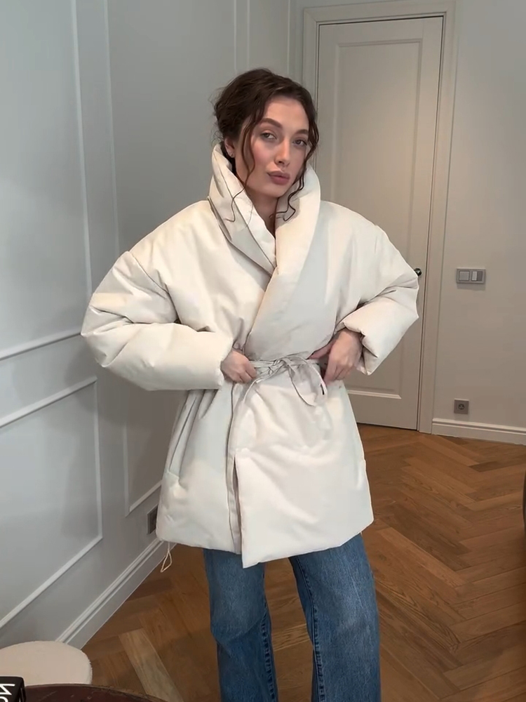 Manteau élégant en coton pour femme, col châle, à lacets, manches longues, veste matelassée pour femme, nouvelle collection hiver 2026, vêtement d'extérieur chaud et tendance pour femme.