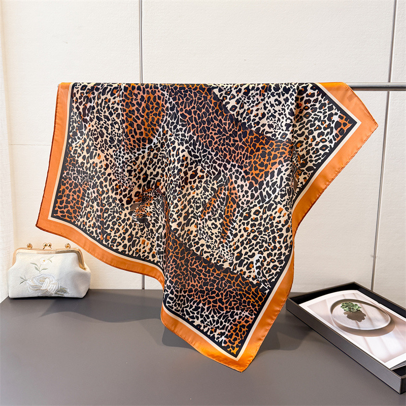 Écharpe en soie à imprimé léopard pour femme, bordure rouge, 70 cm, carré, bandana en satin, châle, foulard de mode, style de créateur de luxe, écharpes pour le cou