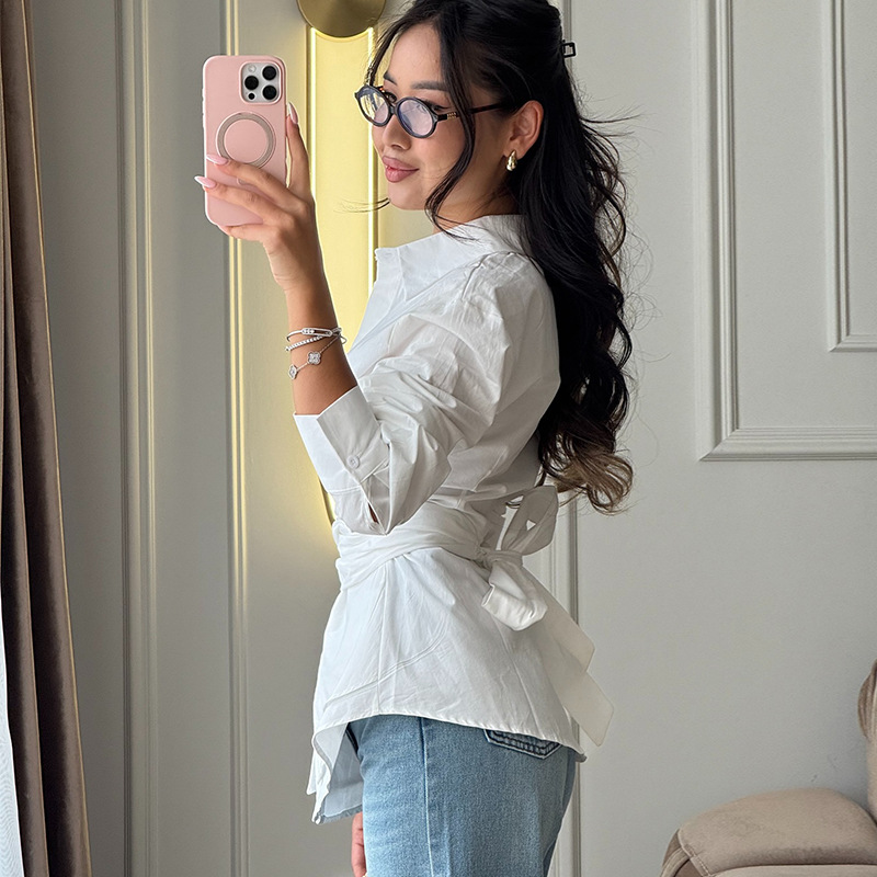 Chemisier blanc vintage pour femme, col rabattu, manches longues, taille ajustée, style Y2K streetwear, chemise élégante à empiècements, Printemps 2026