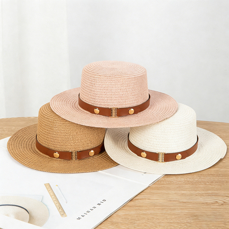 Chapeau de paille d'été pour femme à calotte plate, idéal pour les sorties et la protection solaire à la plage.