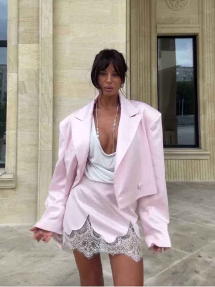 Ensemble deux pièces rose en satin pour femme, blazer court à revers et mini-jupe à bord festonné avec dentelle, élégant pour les soirées