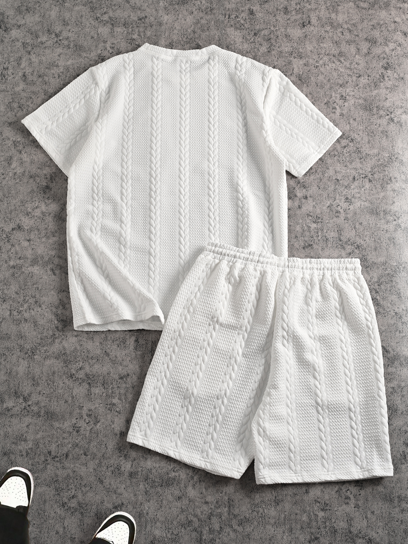 Ensemble deux pièces pour homme à manches courtes : T-shirt à col rond à texture torsadée et short décontracté à cordon de serrage, tenue d'été pour homme.