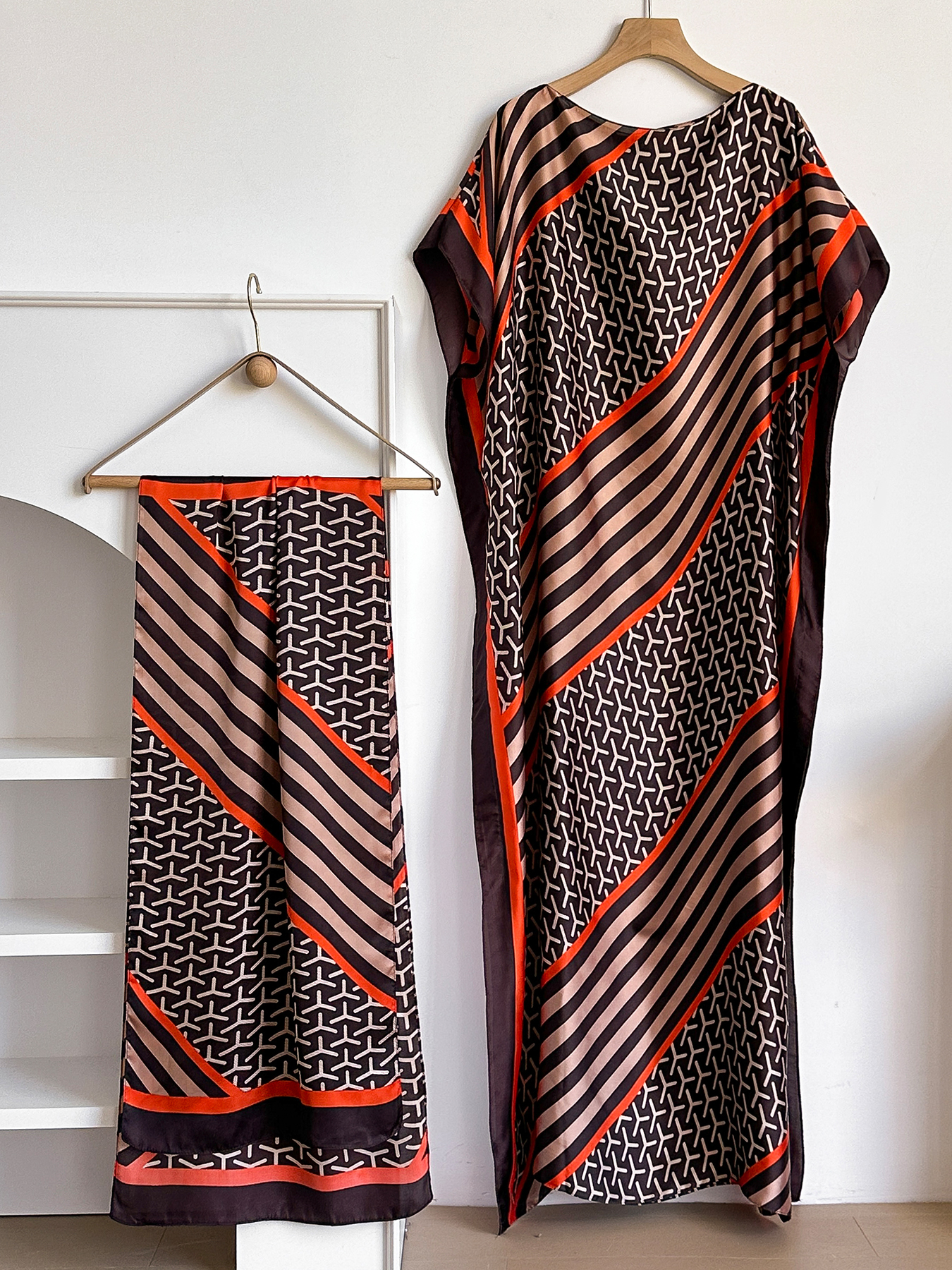 Abaya en satin à rayures géométriques avec hijab, robe kaftan maxi ample pour femmes musulmanes africaines, tenue de plage estivale