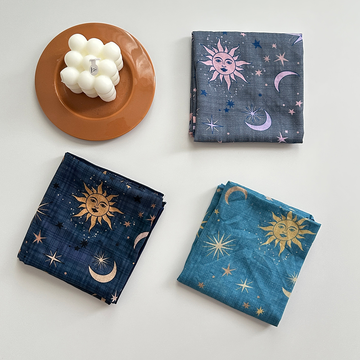 1 morceau de foulard carré imprimé soleil étoile et lune de style bohème pour femme avec tissu élastique respirant et léger, adapté aux habillés de plage et de loisirs, accessoires de mode multifonctionnels, écharpe de couleur tachée