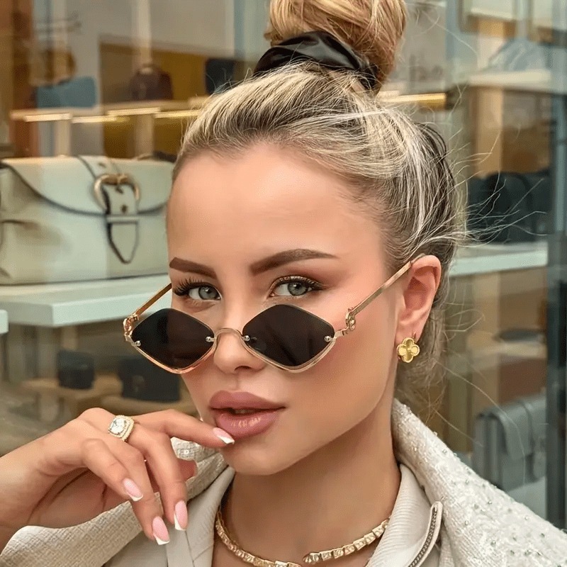 Lunettes de mode pour femmes avec monture en métal diamant ultra-légère de style rétro et demi-monture, idéales pour la photographie de rue