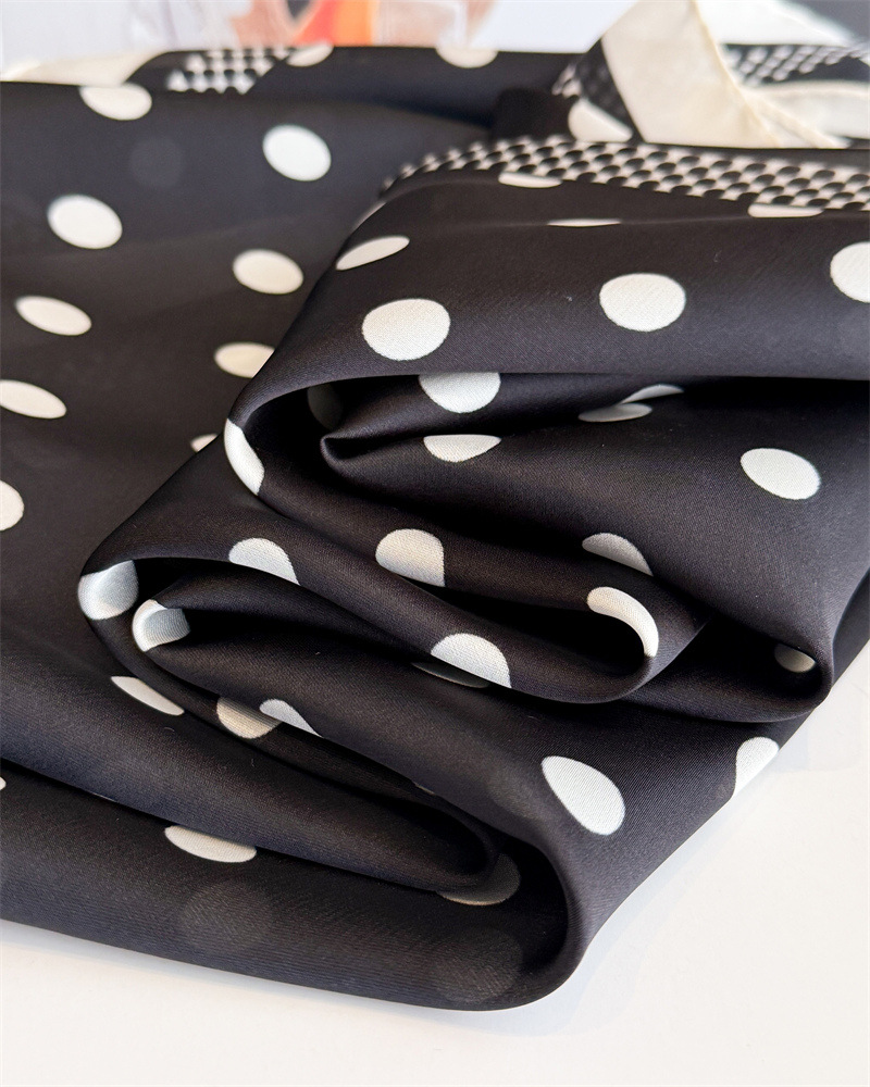 Foulard carré en soie imprimé à pois tendance pour femme, en satin doux, utilisable comme bandeau, ruban pour sac à main, hijab, foulard de cou et bandeau pour la tête