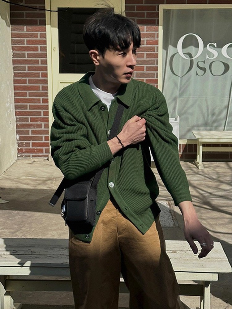 Cardigan en tricot doux et décontracté de style coréen pour hommes, veste à col à revers et simple boutonnage, manteau en tricot tendance avec poches.