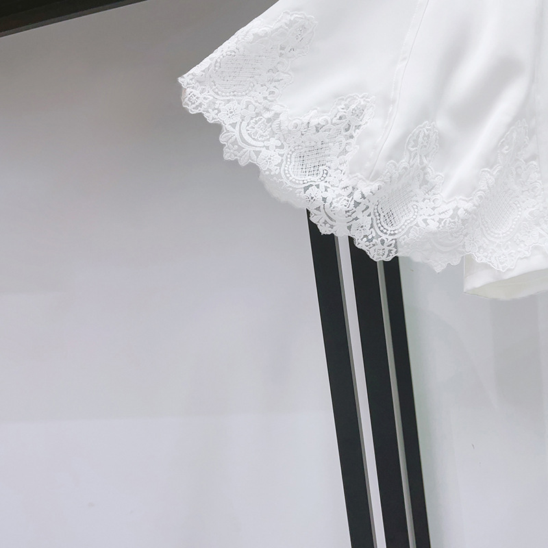 Chemisier élégant pour femme en satin à col semi-montant avec empiècements, fermeture éclair au dos et manches courtes en dentelle, Nouveauté 2026