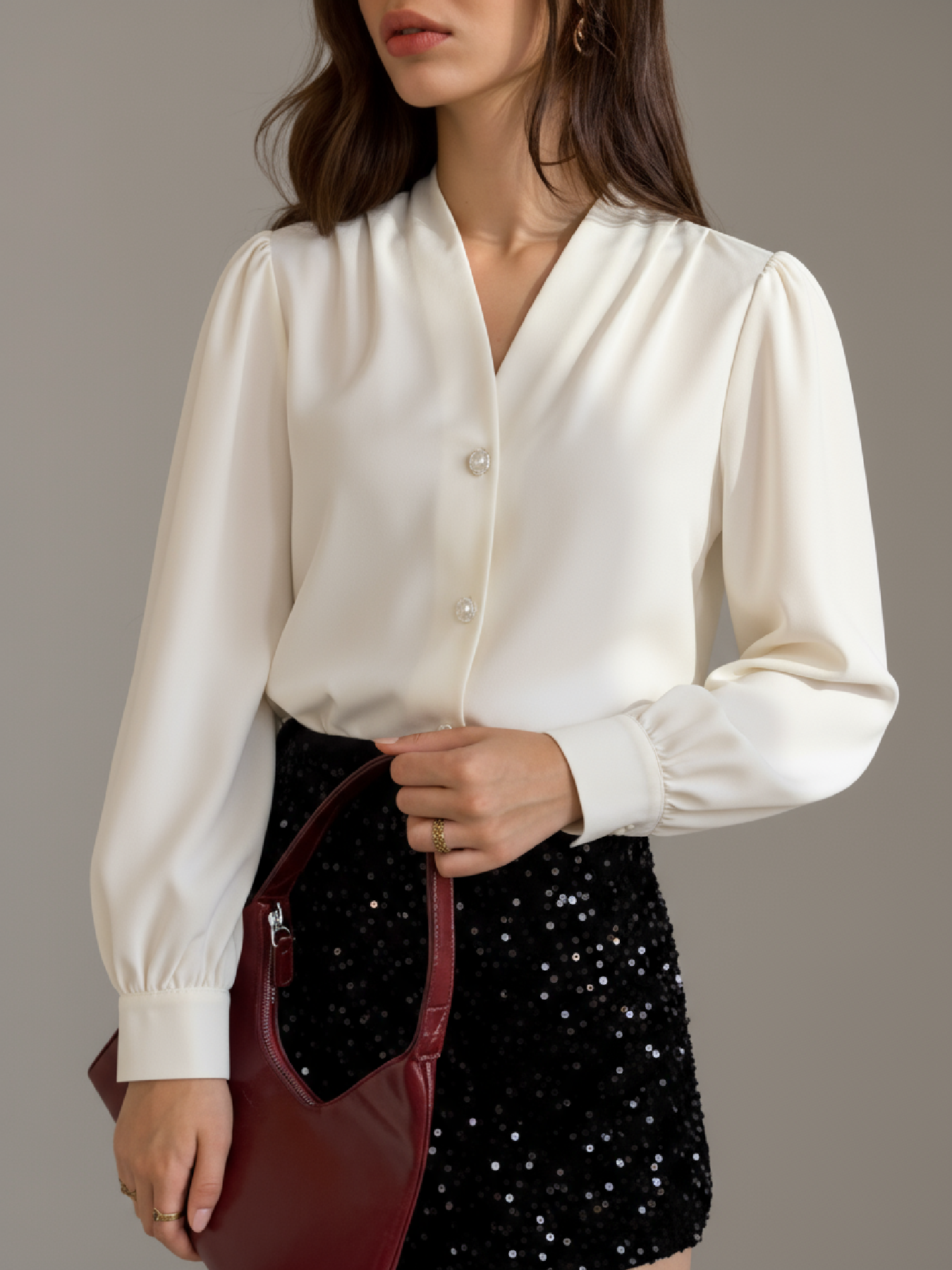 Chemisier élégant pour femme à col en V et manches longues bouffantes, chemise de bureau décontractée chic avec boutons en perles et plis sur le devant en satin