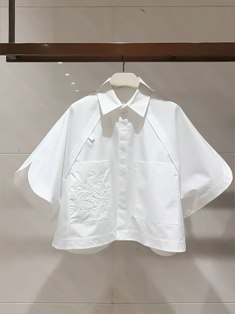 2025 été Blouses courtes demi manches brodé à manches courtes haut col rabat manches chauve-souris ample chemise blanche pour les femmes