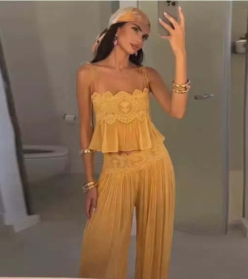 Ensemble de pantalons pour femmes en dentelle florale soluble dans l'eau, avec détails ajourés, comprenant un haut court à bretelles spaghetti et des volants, ainsi qu'un pantalon ample plissé de style lanterne, 2 pièces.