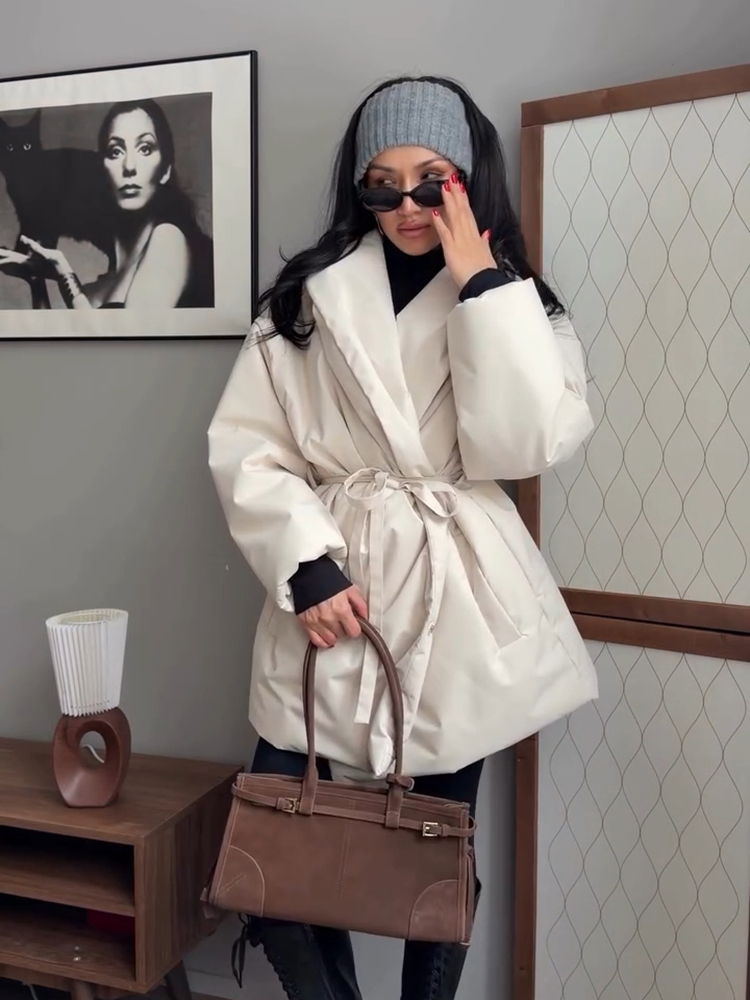 Manteau matelassé style kimono pour femmes, col à revers, ceinture à la taille, coupe ample, mi-long, veste chaude en coton, vêtement décontracté pour femmes, vêtement d'extérieur hiver 2026.