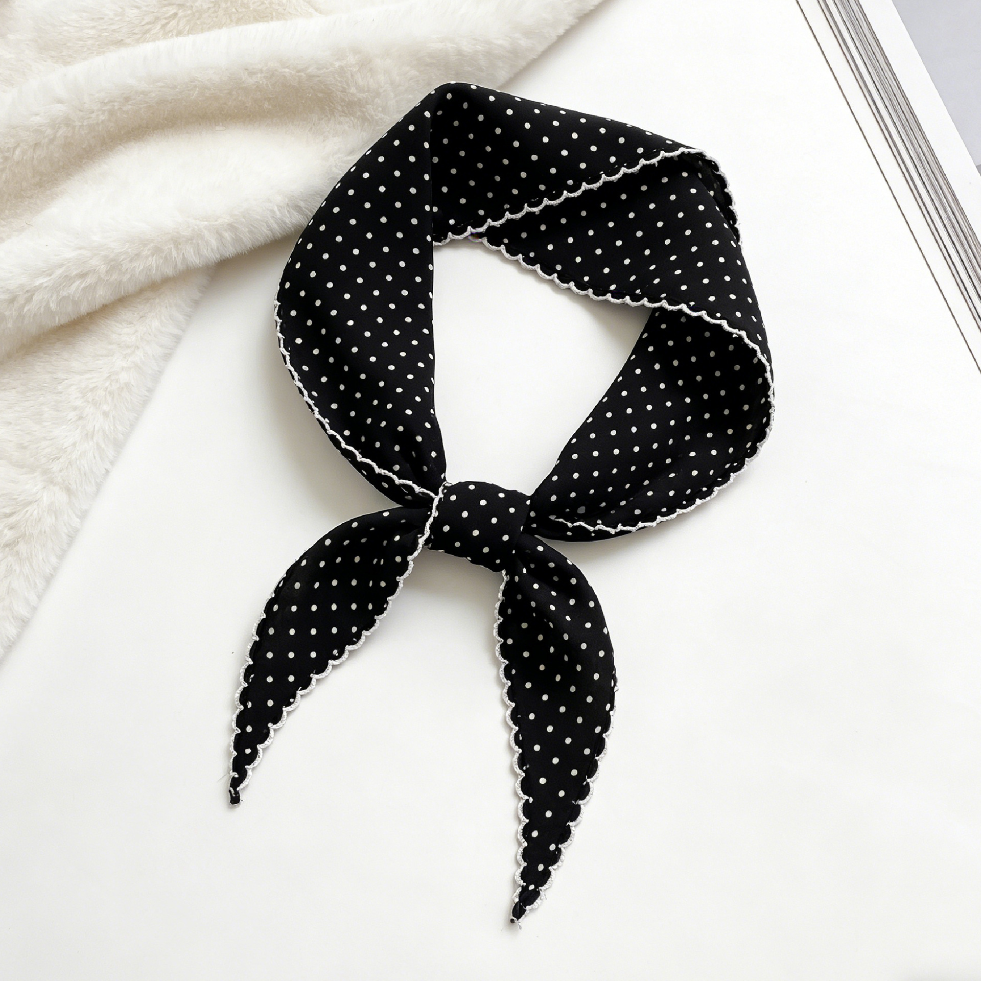 Écharpe triangulaire à pois pour femme, en satin, avec bord ondulé, petit bandana rétro noir et blanc, attache-cheveux élégante, foulard pour femme, cadeau