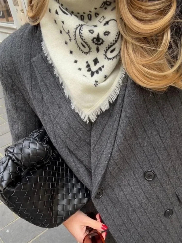 Écharpe carrée pour femme en 100% cachemire à motif paisley rétro, accessoire polyvalent pour l'automne/hiver.