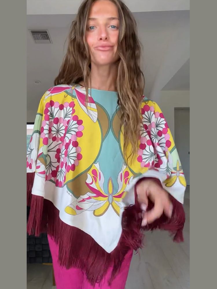 Élégante Cape Imprimée pour Femme à Col Rond et Franges, Coupe Irrégulière, Collection Printemps-Été 2026, Mode Féminine, Style Urbain avec Pompons
