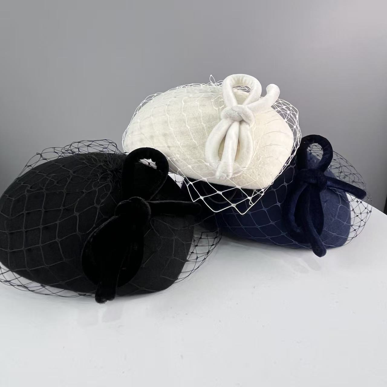 Femmes habillées chapeau fascinateur voile nœud papillon laine feutre béret pilulier chapeau fête de mariage Cocktail Occasion casque dames Fedora chapeau