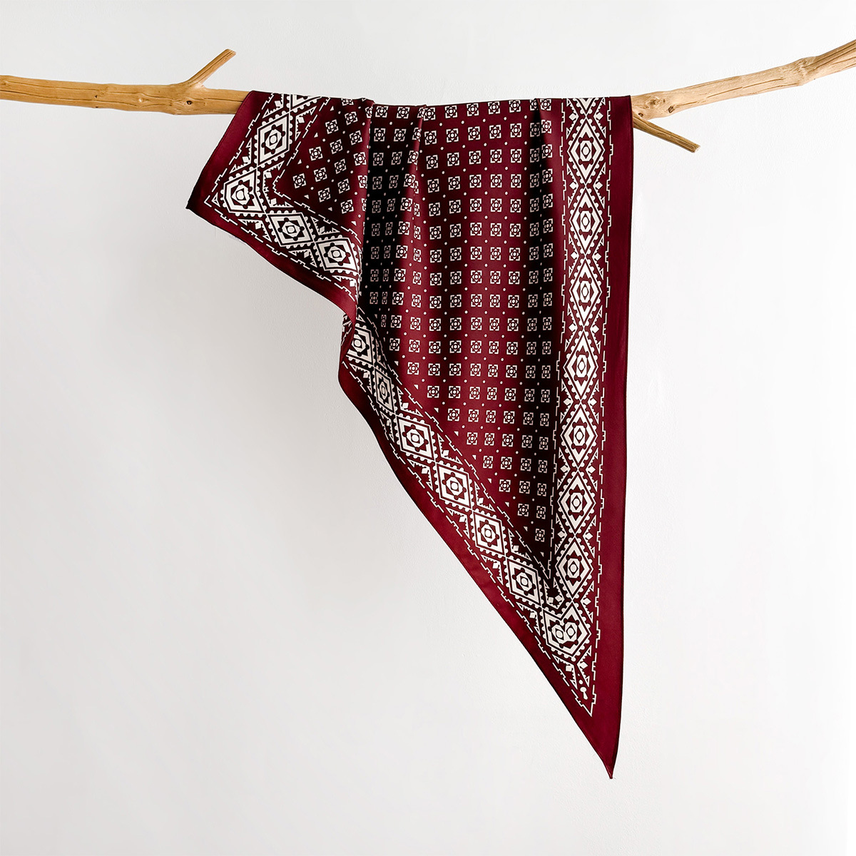 Foulard triangulaire de créateur pour femme, en satin effet soie, imprimé, utilisable comme foulard de tête, foulard de cou, bandana pour cheveux, châle ou écharpe.
