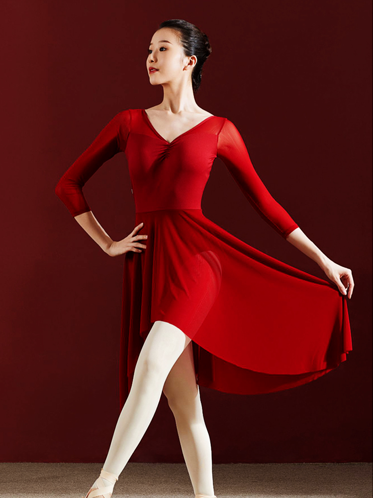La robe une pièce de ballet chinois est éthérée et gracieuse, présentant une danse d'une pratique pour adultes dans une robe en gaze