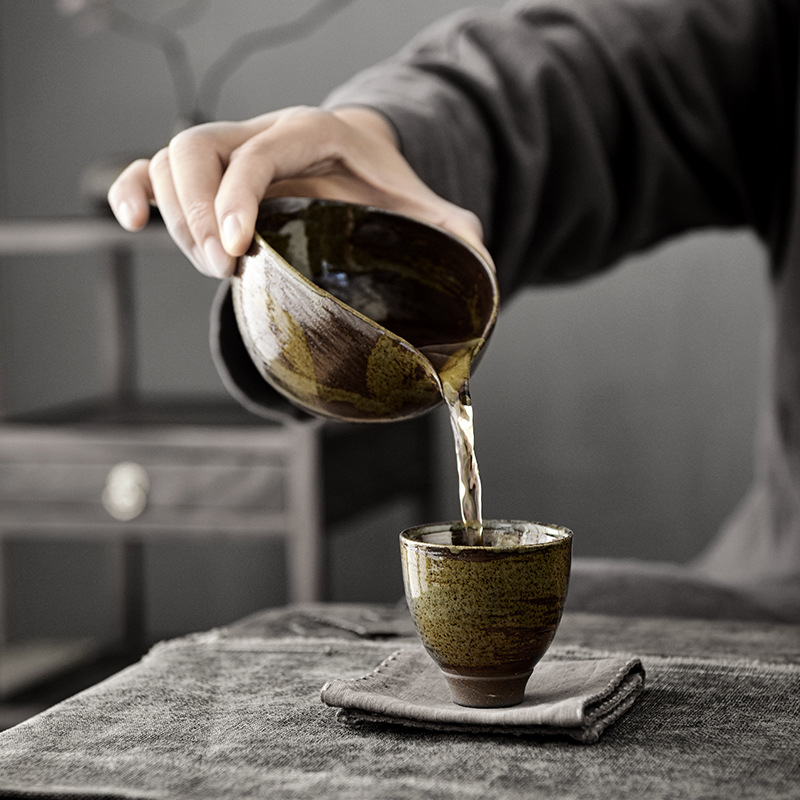 Grande poterie grossière rétro japonaise faite à la main avec glaçure dorée, tasse de forme irrégulière, diviseur de thé, accessoires pour service à thé