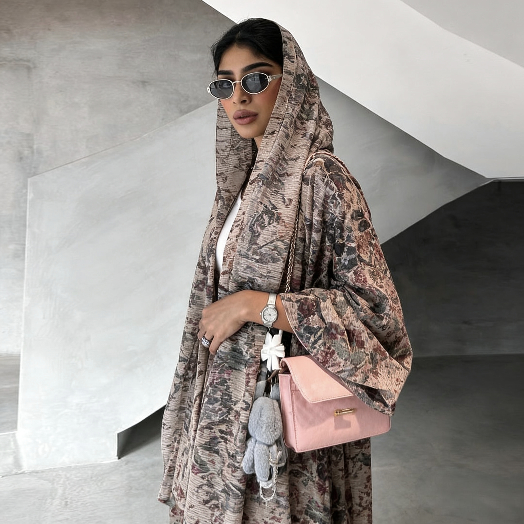 Abaya élégante de style arabe traditionnel avec manches longues amples et imprimé floral, livrée avec un foulard.