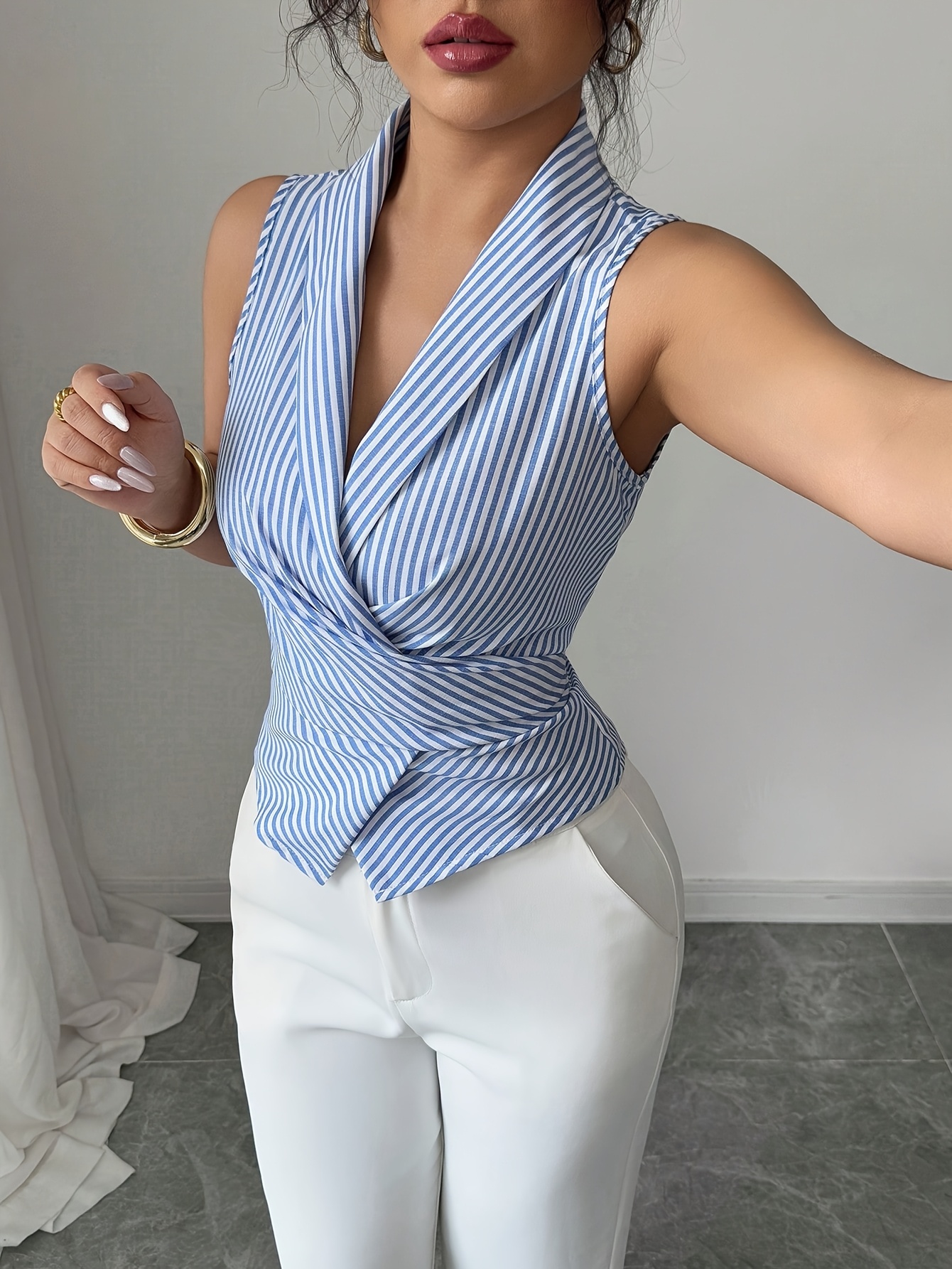 Chemisier élégant sans manches à col en v avec détail de ceinture à nœud – Haut rayé bleu clair et blanc, parfait pour le printemps/été