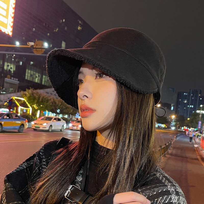 Casquette d'hiver pour femmes, chaude, coupe-vent, doublée de sherpa, pour usage quotidien, à bord souple, réglable, avec cordon de serrage, idéale pour les voyages et les activités de plein air.