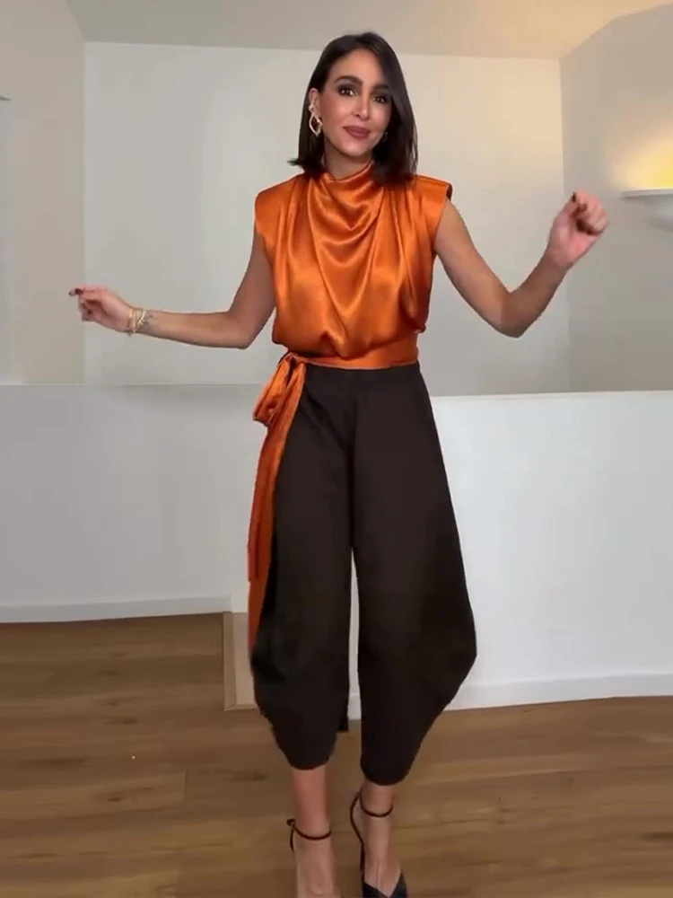 Haut court plissé en satin pour femme, nouvelle collection Printemps-Été 2026, sans manches, avec nœud à nouer à la taille, coupe ajustée, élégant, vêtement féminin.