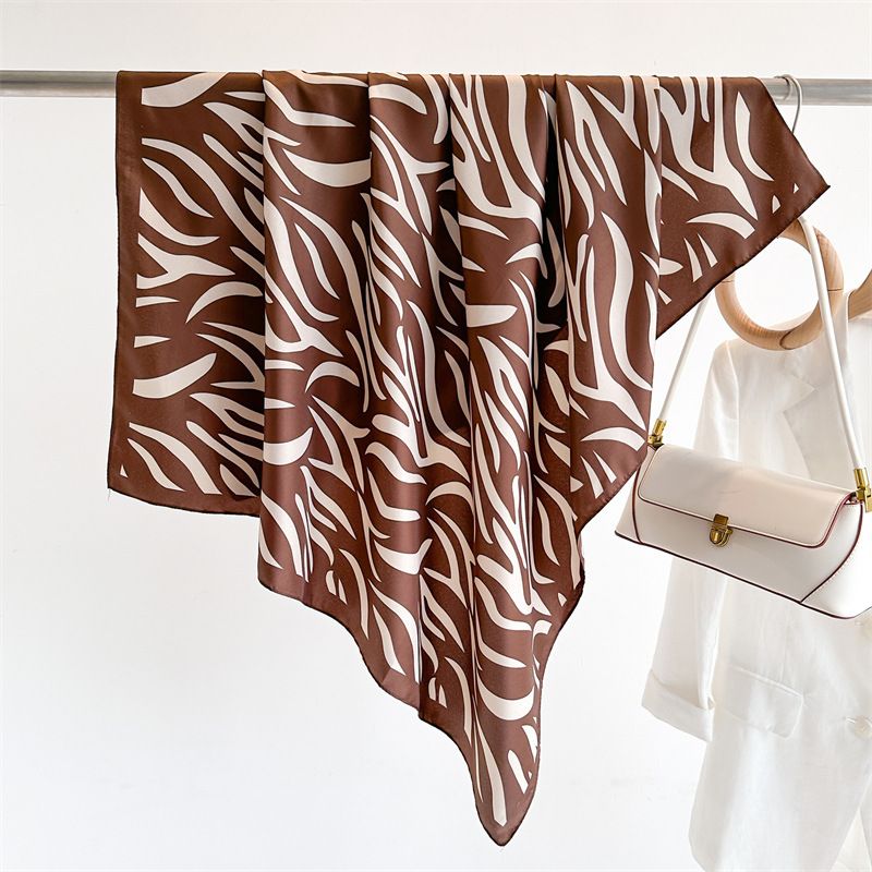 Nouvelles femmes mode léopard zèbre imprimé écharpe doux Satin foulards carré petit mouchoir cou Snood sac Hijab Snood 90*90Cm