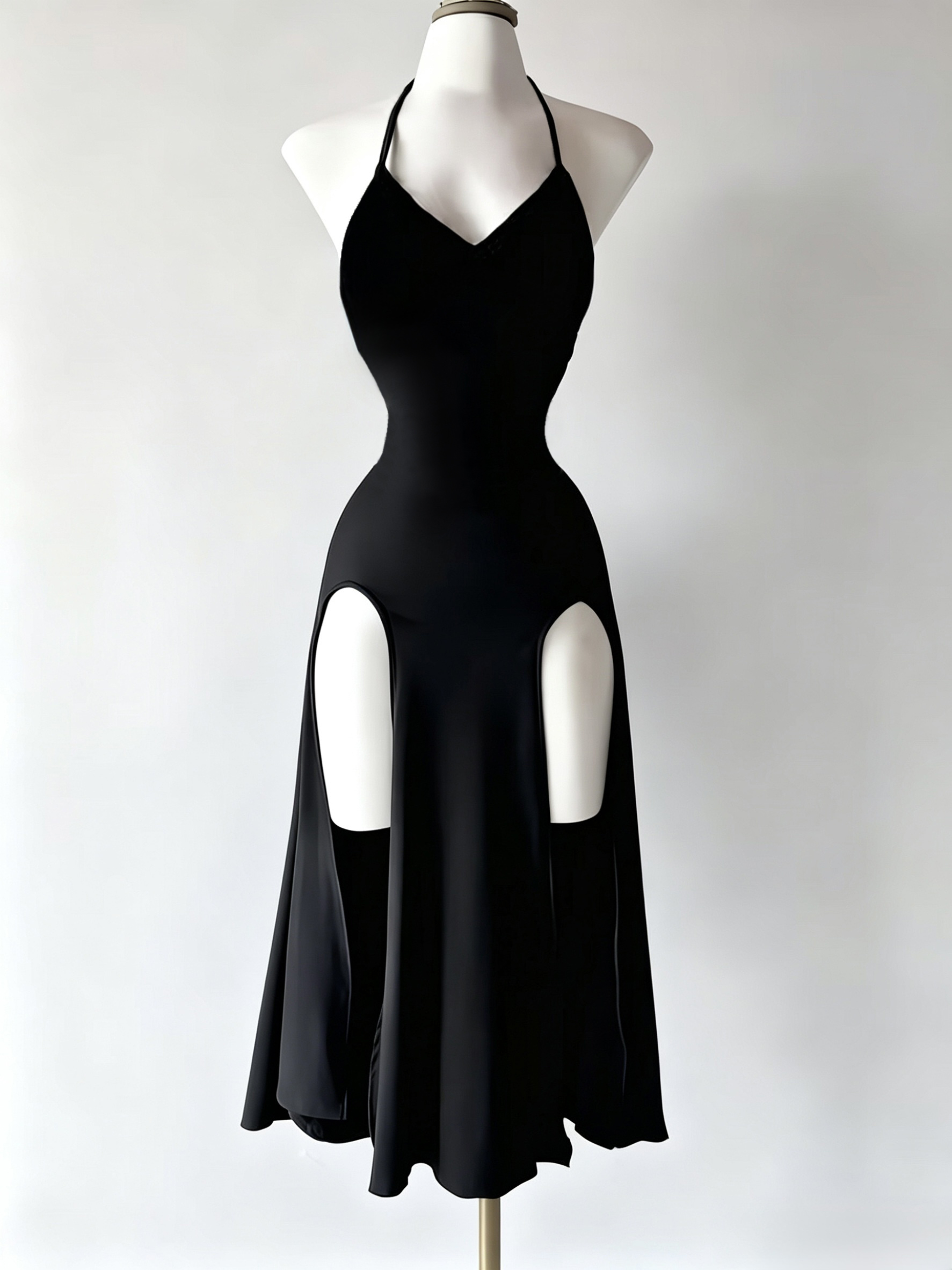 Robe noire élégante et stylée avec un col halter fin, un décolleté en V profond, une taille cintrée, des fentes hautes des deux côtés et une robe longue fluide et amincissante