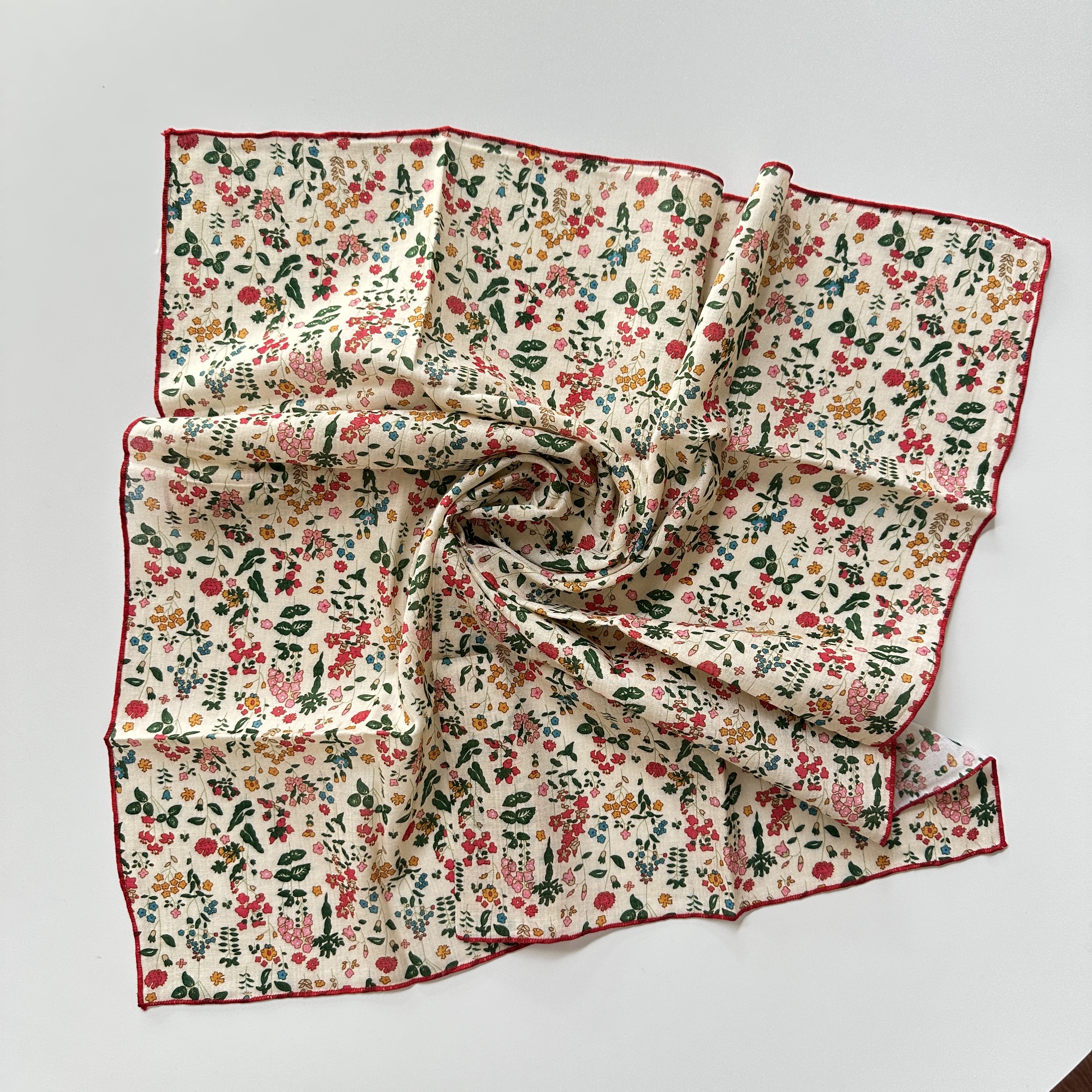 1 foulard carré pour femme, style carré de petite taille, en lin, motif imprimé floral frais, décoration vintage, peut être utilisé comme foulard, bandeau ou serre-tête.
