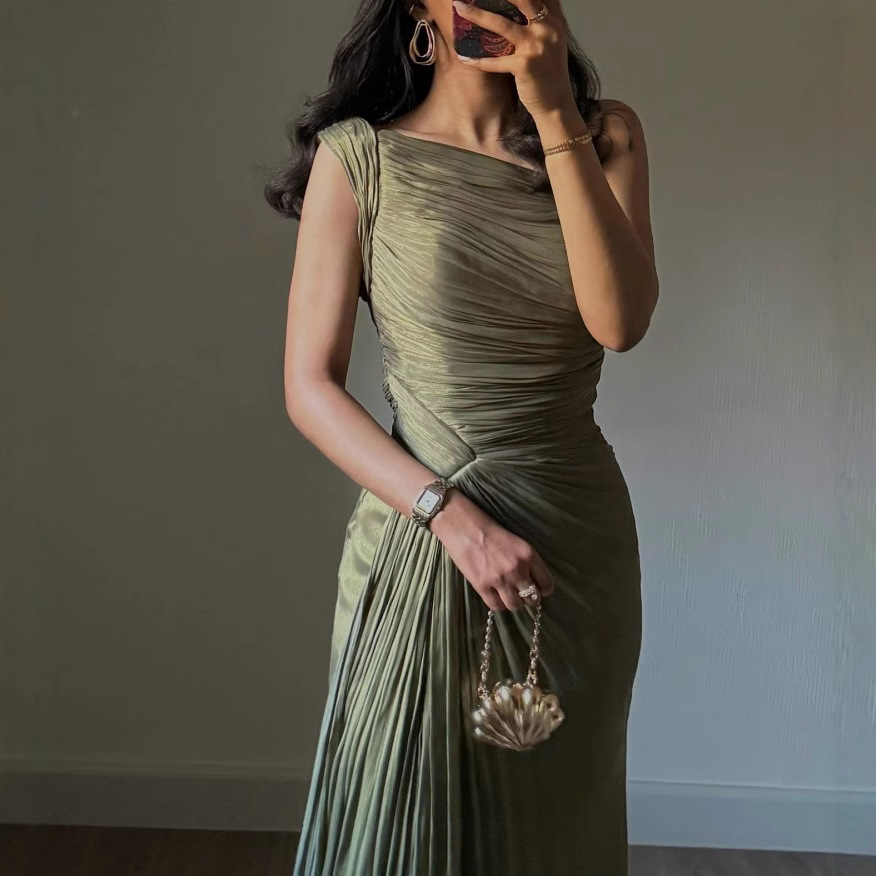 Robe de soirée plissée et corset d'automne et d'hiver avec rubans fluides et détails scintillants pour les femmes en Dubaï et en Turquie
