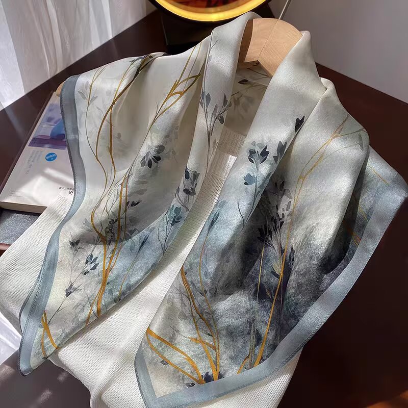 Foulard carré 70 cm en soie de mûrier 100% pour femme, motif floral tendance, foulard de luxe, accessoires pour la tête, bandana, châle