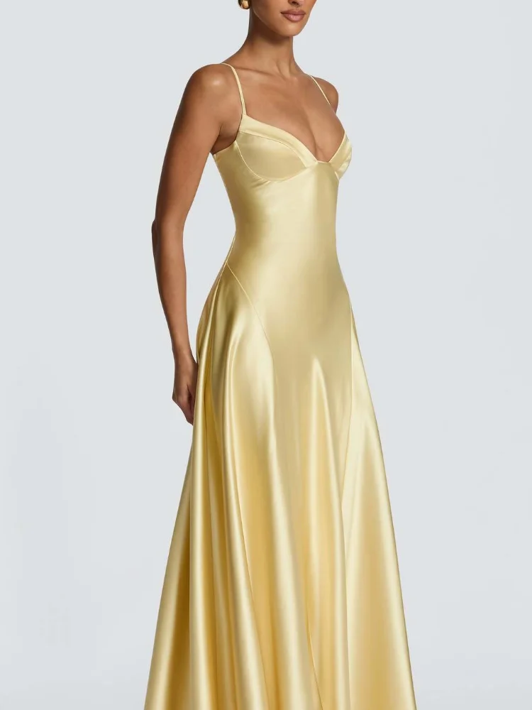 Robe longue élégante en satin uni pour femme, bretelles spaghetti, coupe trapèze, col en V, taille cintrée, collection été 2026, robe de soirée formelle pour femme