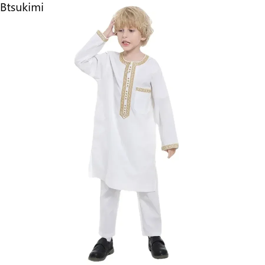 2026 Arabie Saoudite Robe pour enfants Vêtements musulmans Qamis enfant Garçon Jubba Thobe Ensemble 2 pièces Vêtements islamiques Homme Fête Abaya Kaftan