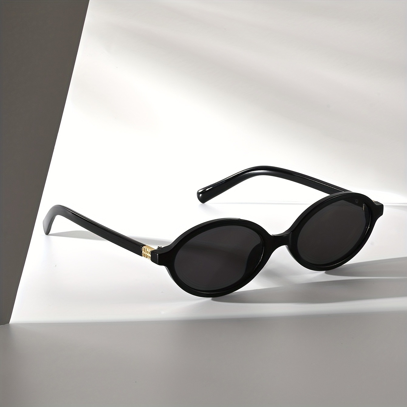 Une paire de lunettes PC ovales rétro pour hommes et femmes, conçues pour les visages fins, polyvalentes pour diverses scènes intérieures.