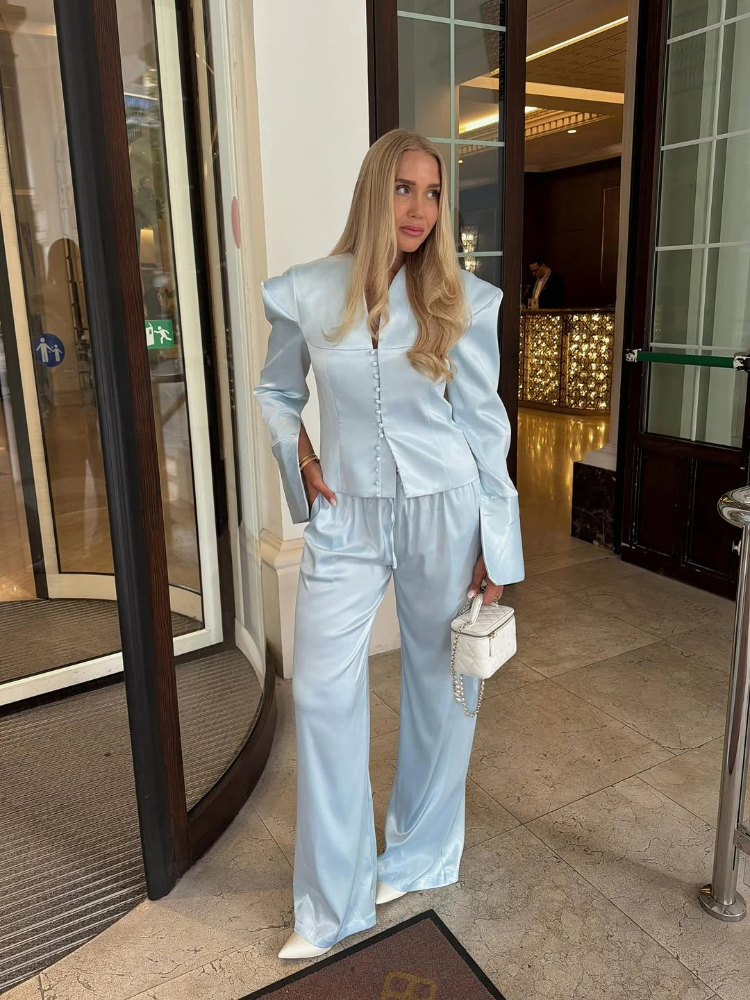 Ensemble élégant pantalon et chemisier à manches cape en satin pour femme, haut à manches courtes et pantalon, tenue chic d'été 2026 pour femme, style urbain