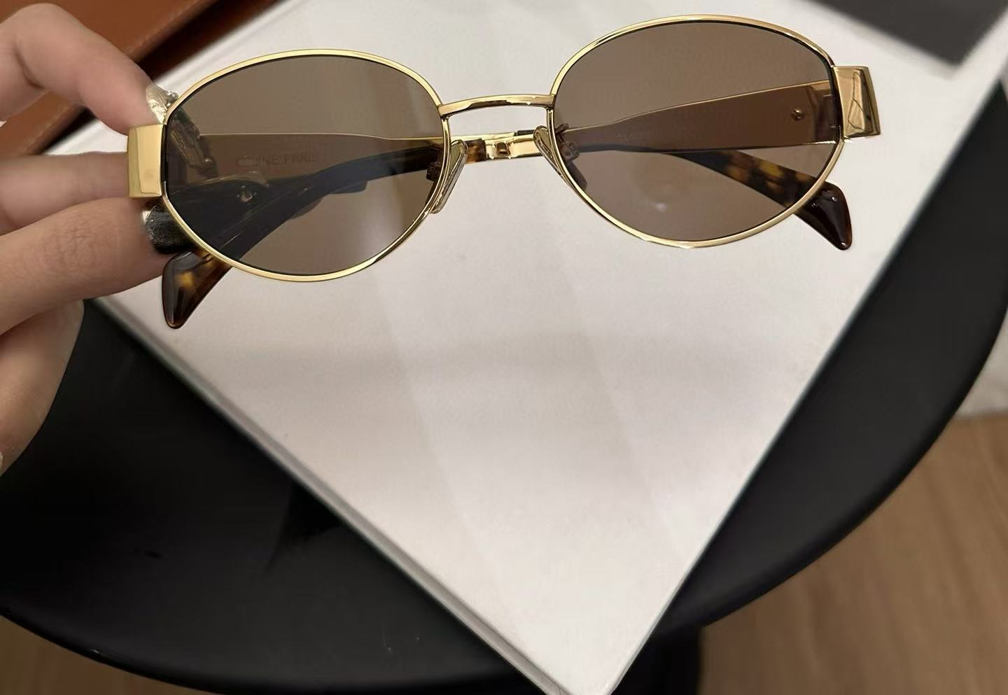 Nouvelles lunettes de soleil de style européen et américain 2026 avec monture ovale en métal, conçues par un maître designer pour hommes et femmes