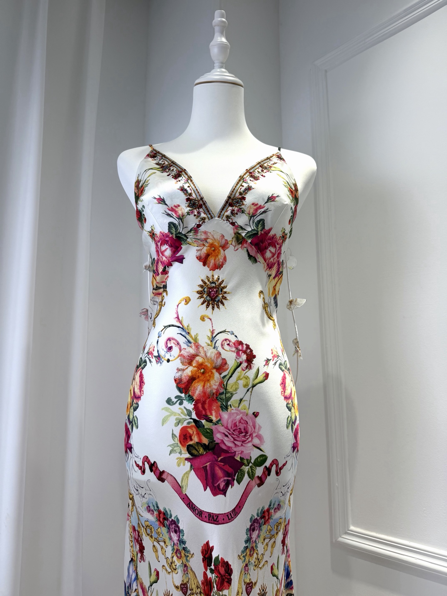 Robe longue élégante pour femme 2026 en soie 100% avec imprimé floral, perles de cristal, col en V, sans manches, dos nu et taille haute