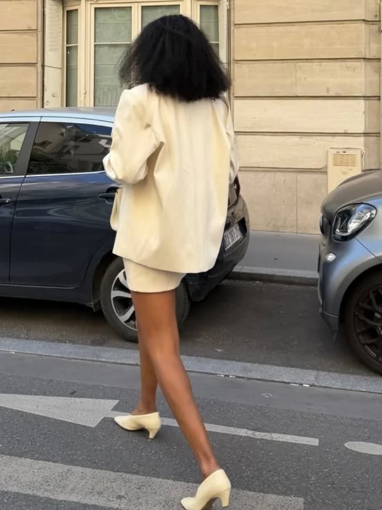 Ensemble tailleur blanc minimaliste pour femme, blazer ample à manches longues sans col avec épaulettes, jupe moulante à baleines, collection Premium Pure Wear 2026