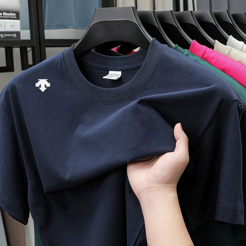 T-shirt basique de luxe pour homme 100 % coton, broderie minimaliste flèche sur l'épaule, doux et agréable pour la peau, manches courtes, pour le quotidien et les sports de plein air