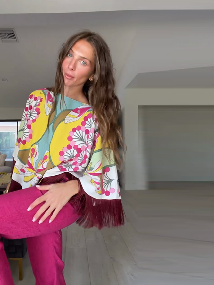 Élégante Cape Imprimée pour Femme à Col Rond et Franges, Coupe Irrégulière, Collection Printemps-Été 2026, Mode Féminine, Style Urbain avec Pompons
