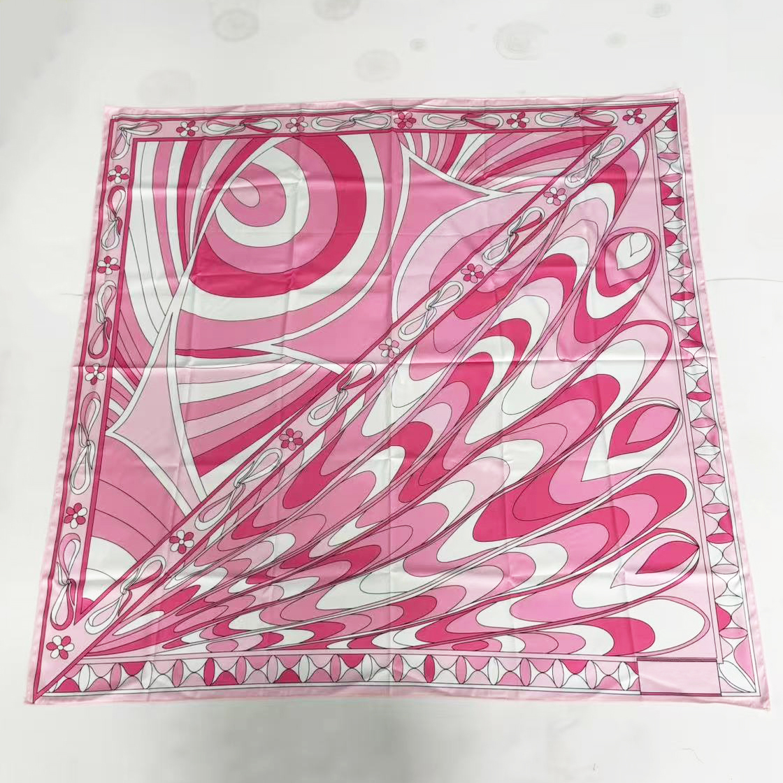 Foulard carré en soie rose pour femme, design de mode, avec logo signature de créateur, de marque de luxe, à porter comme écharpe ou comme jupe de plage asymétrique