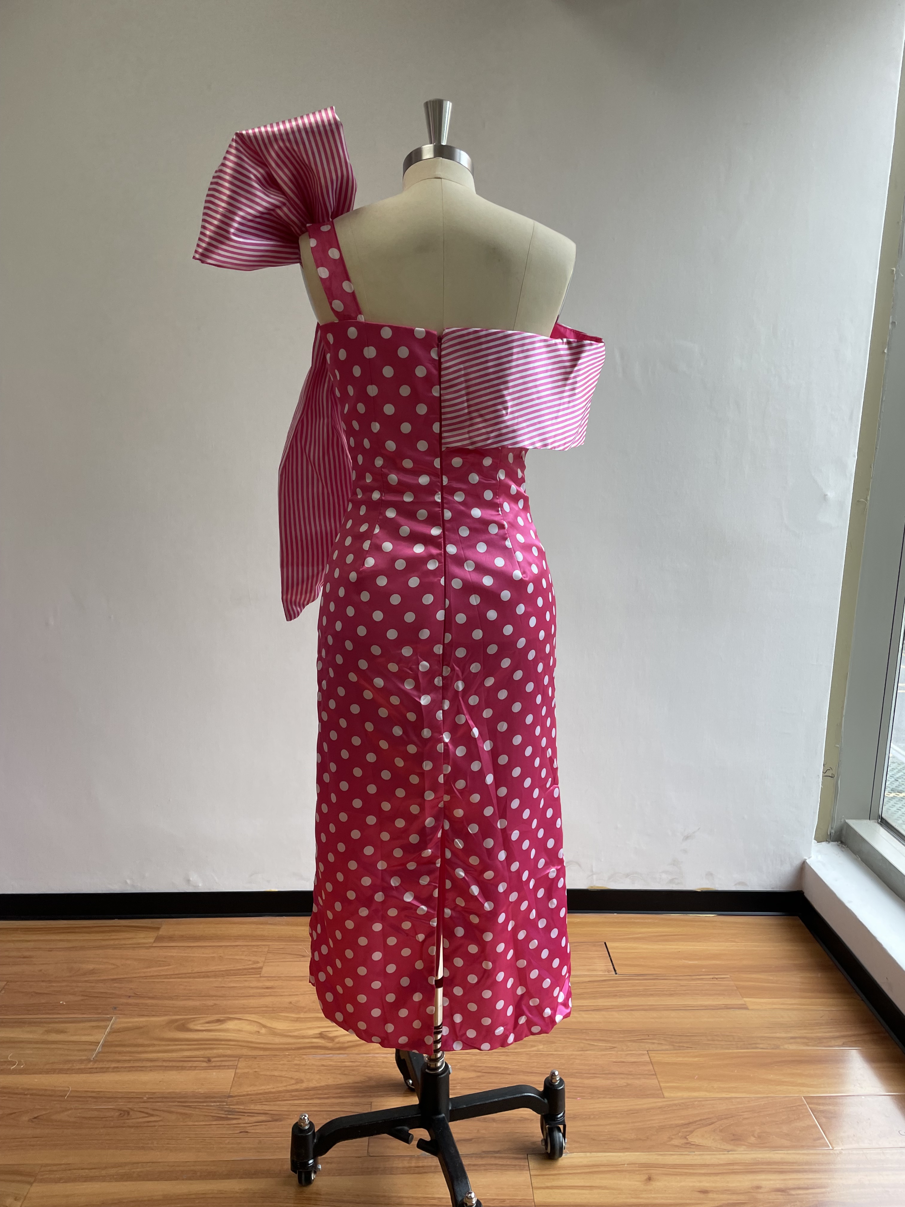 Robe fourreau rose à pois pour femme africaine avec grand nœud, longueur mi-mollet, disponible en plusieurs couleurs