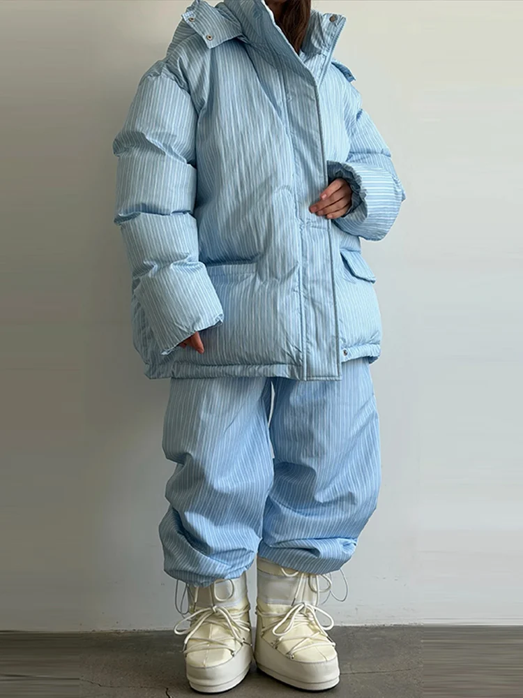 Ensemble décontracté à rayures pour femme avec chapeau, manteau rembourré en coton à manches longues, pantalon droit, ensemble ample pour femme, costume d'automne-hiver 2026.