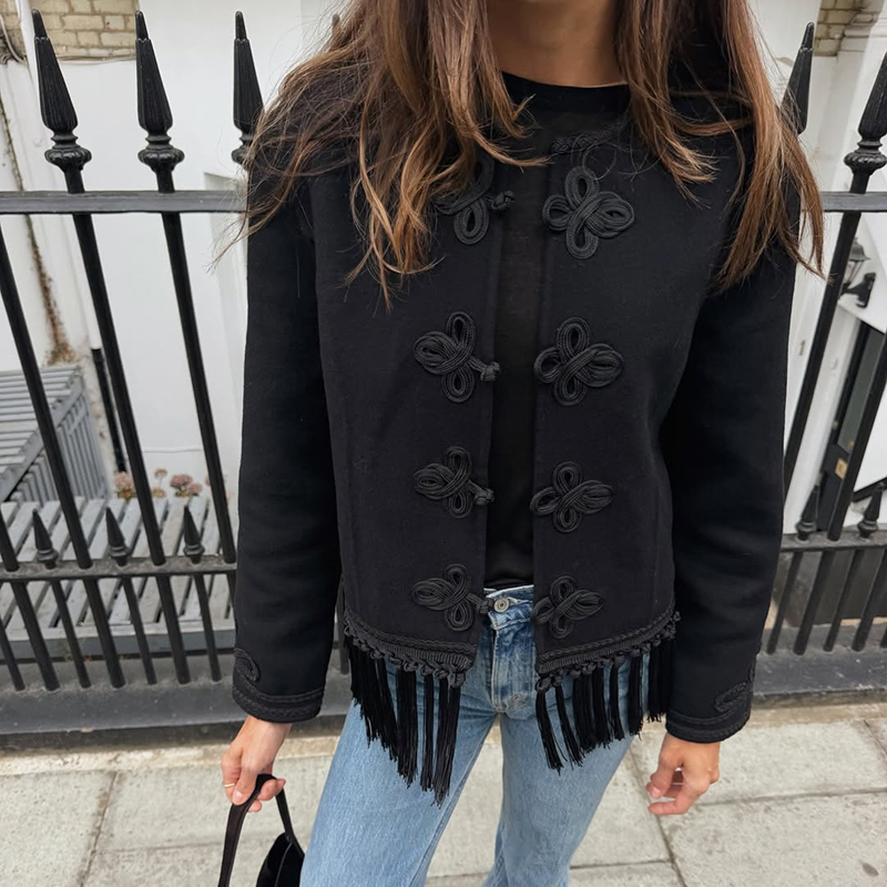 Veste noire pour femme, design élégant avec boutons noués, col rond, ourlet à franges, veste courte, nouvelle collection automne, chic pour le travail, le bureau et les soirées.