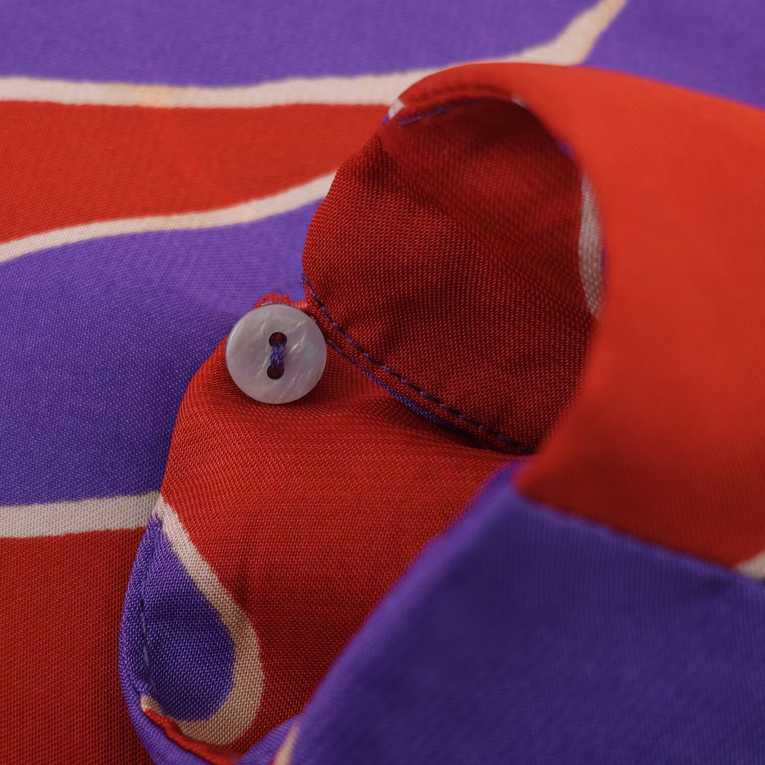 Nouvelle tenue de printemps 2026 pour femmes, style européen et américain, chemise à épaulettes rembourrées en soie imprimée, personnalisée et simple
